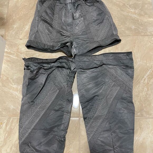 New Free People 
Trailhead Convertible Pants/shorts size M
Retail $188 - Picture 6 of 9